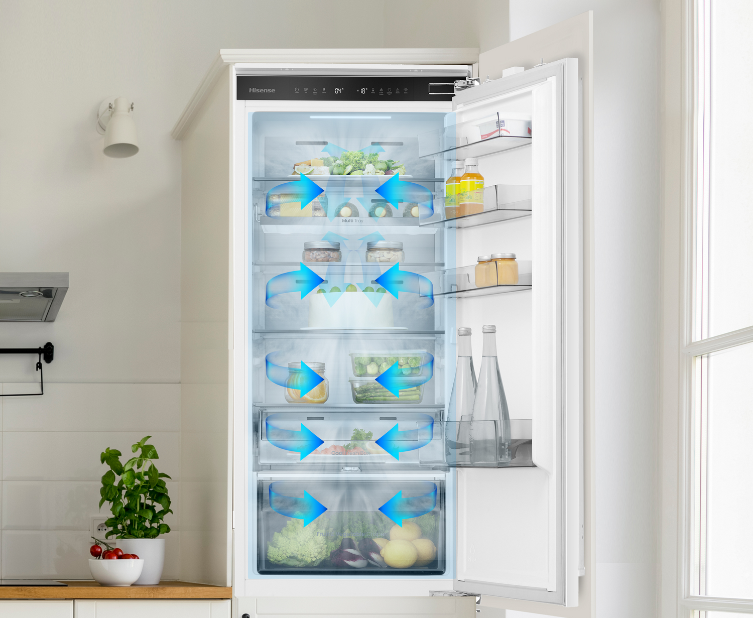 Refrigerador abierto con comida y flechas de flujo de aire, vista de cocina.