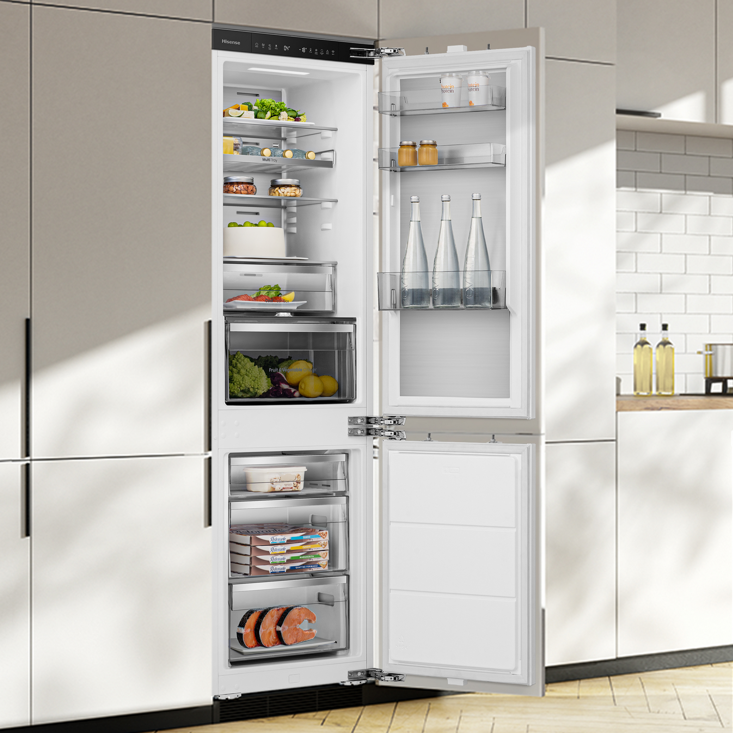 Un refrigerador abierto con comida y botellas en los estantes.