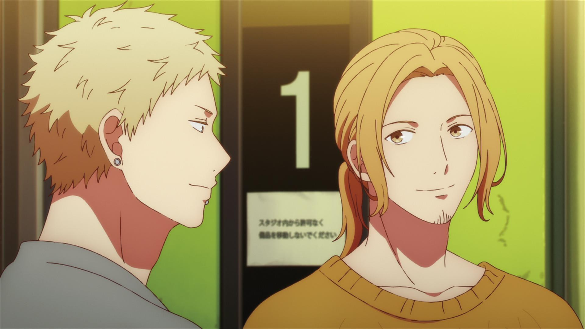 Zwei Anime-Männer mit blonden Haaren stehen nebeneinander vor einer grünen Wand.