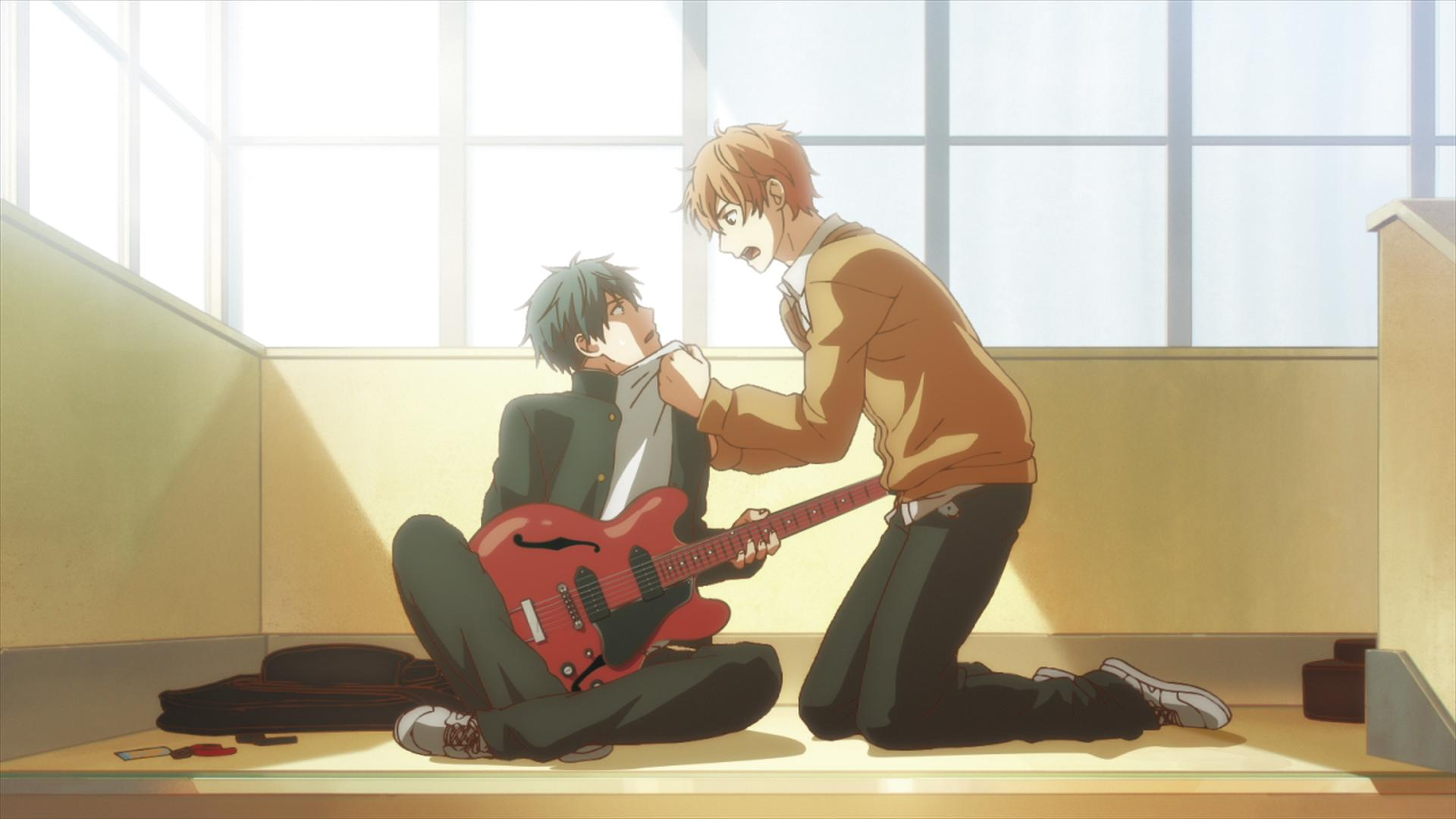 Zwei Anime-Jungen streiten sich, einer hält die Gitarre, der andere zieht sein Hemd.