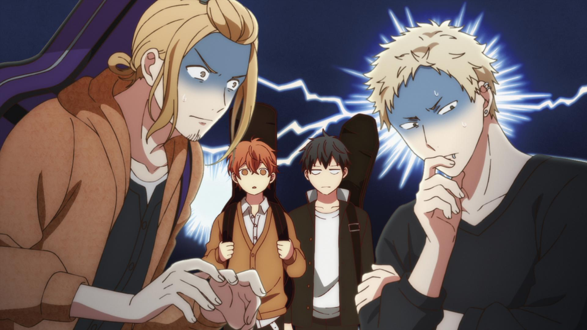 Vier Anime-Figuren mit besorgten Gesichtern, zwei mit Gitarrenkoffern.
