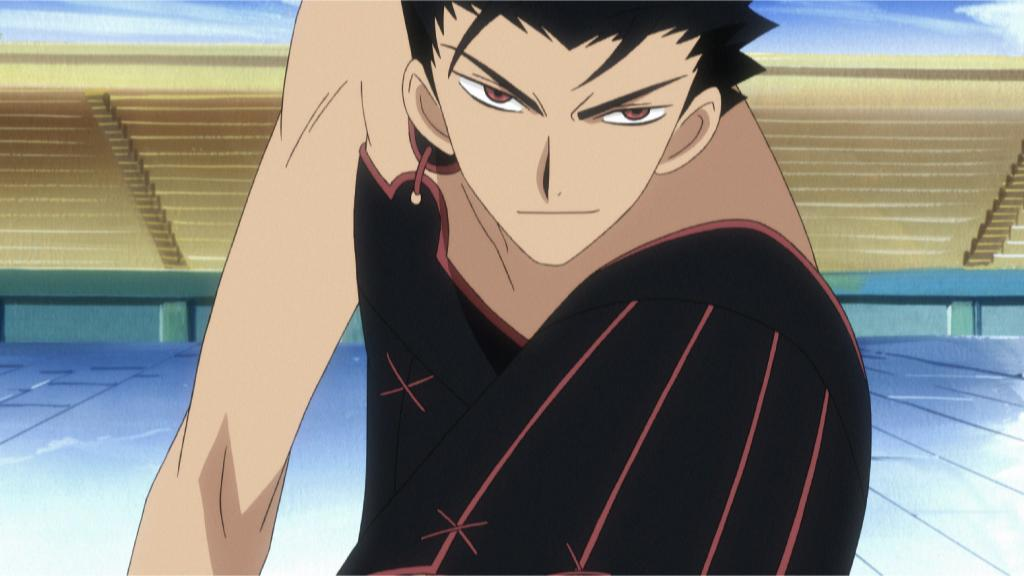 Ein anime-artiger Junge mit schwarzen Haaren und roten Augen blickt ernst.