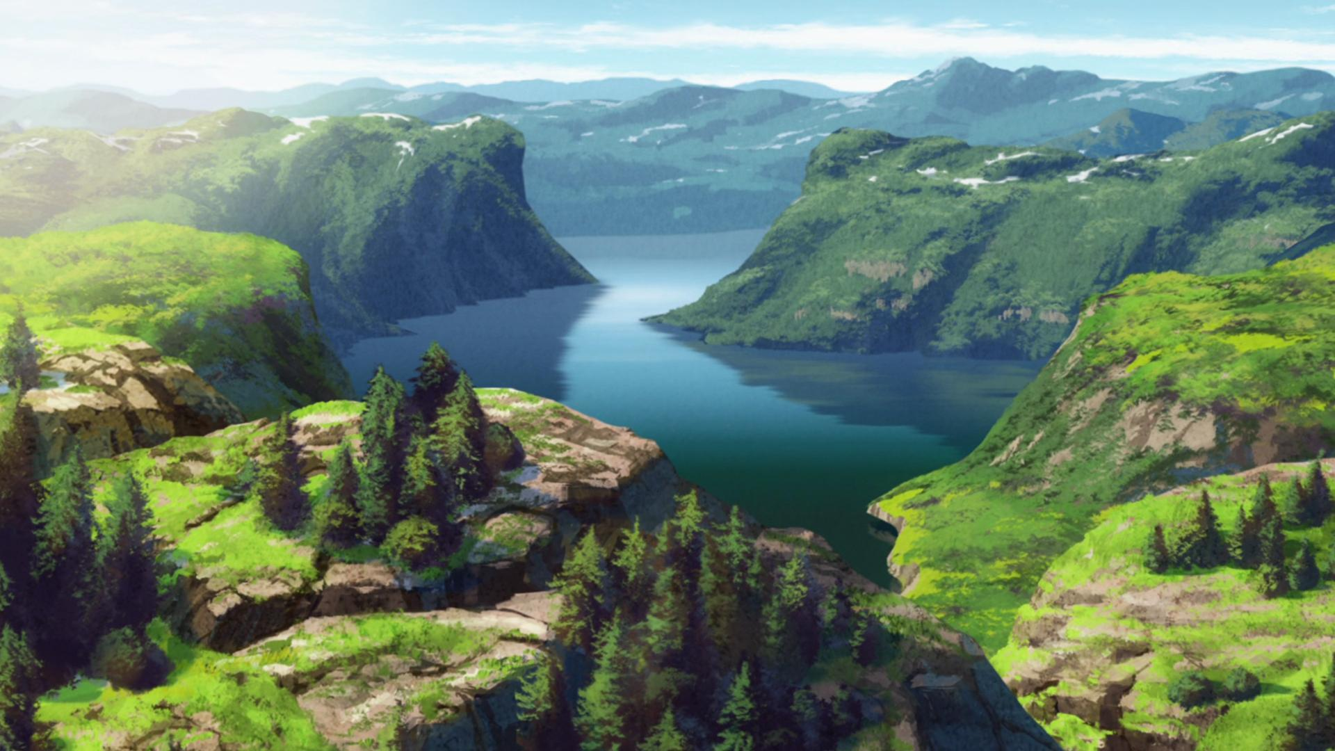 Grüne Berge mit einem ruhigen See und Kiefern im Vordergrund.