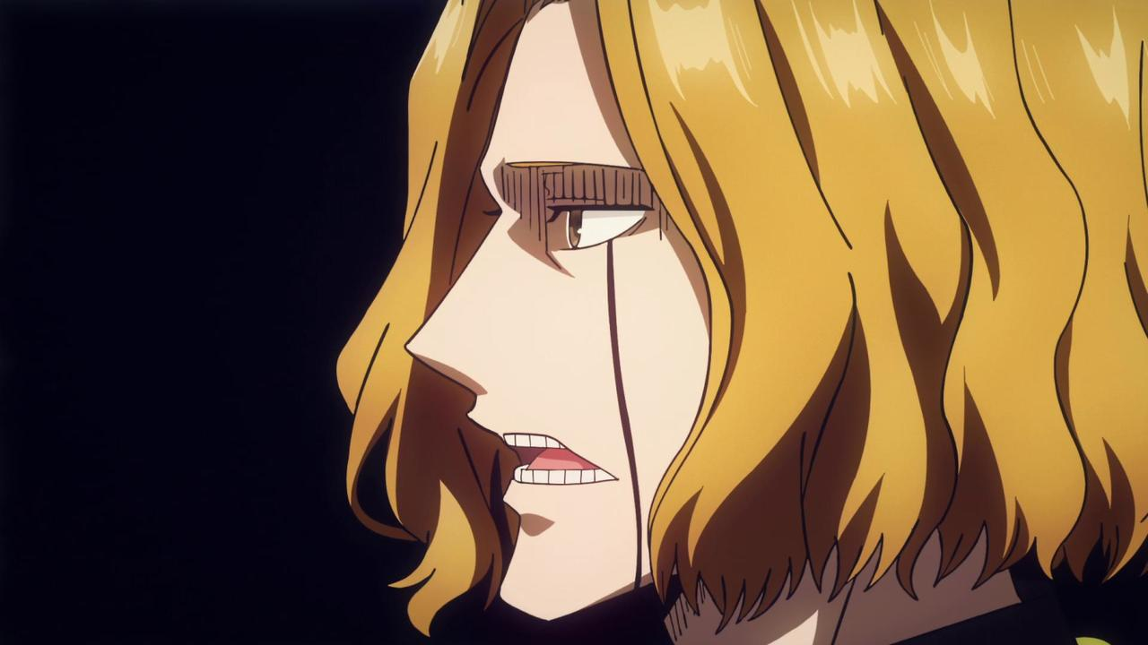 Nahaufnahme eines Mannes mit blonden Haaren und dunklem Hintergrund.