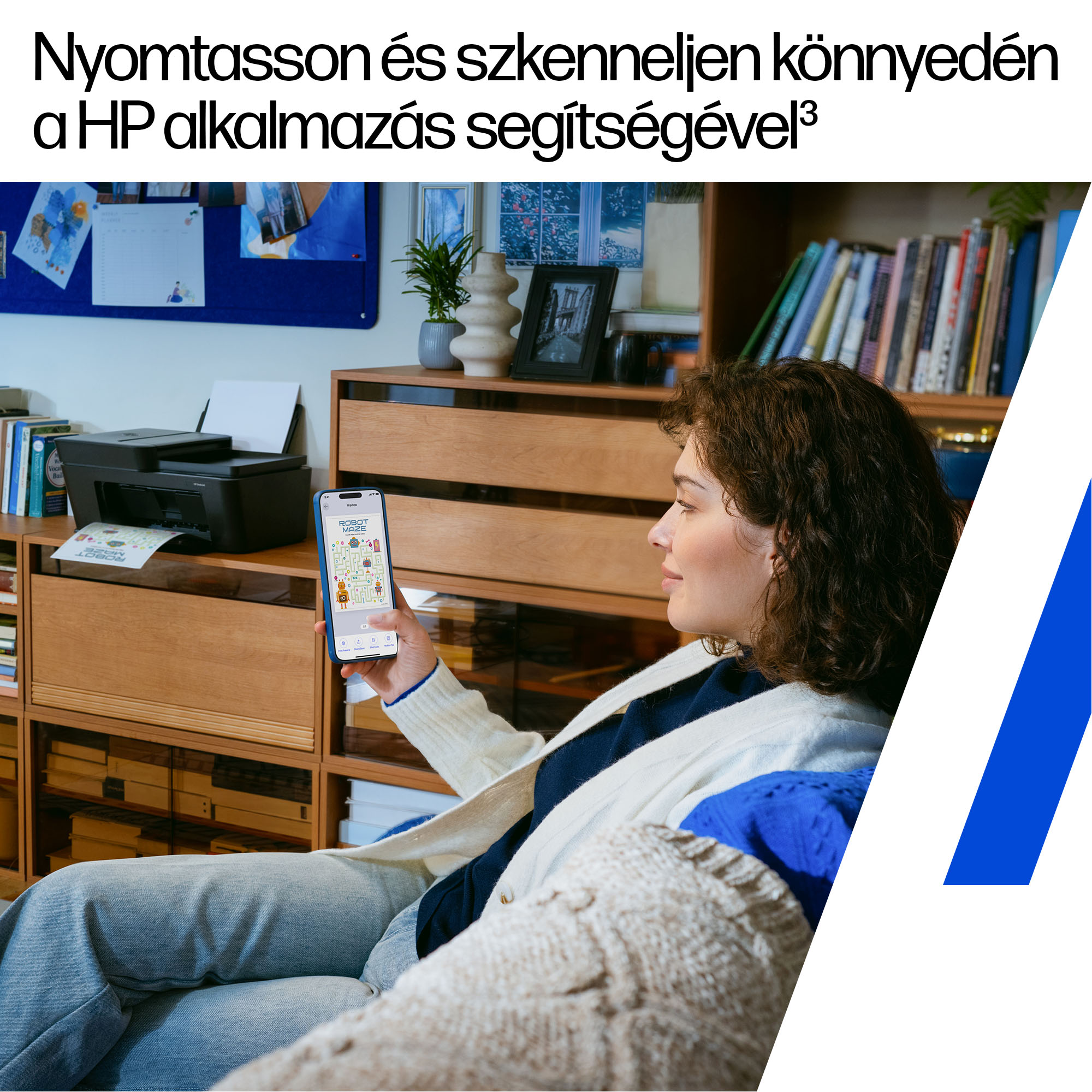 Egy nő a telefonjával vezérel egy nyomtatót, amely képet nyomtat.