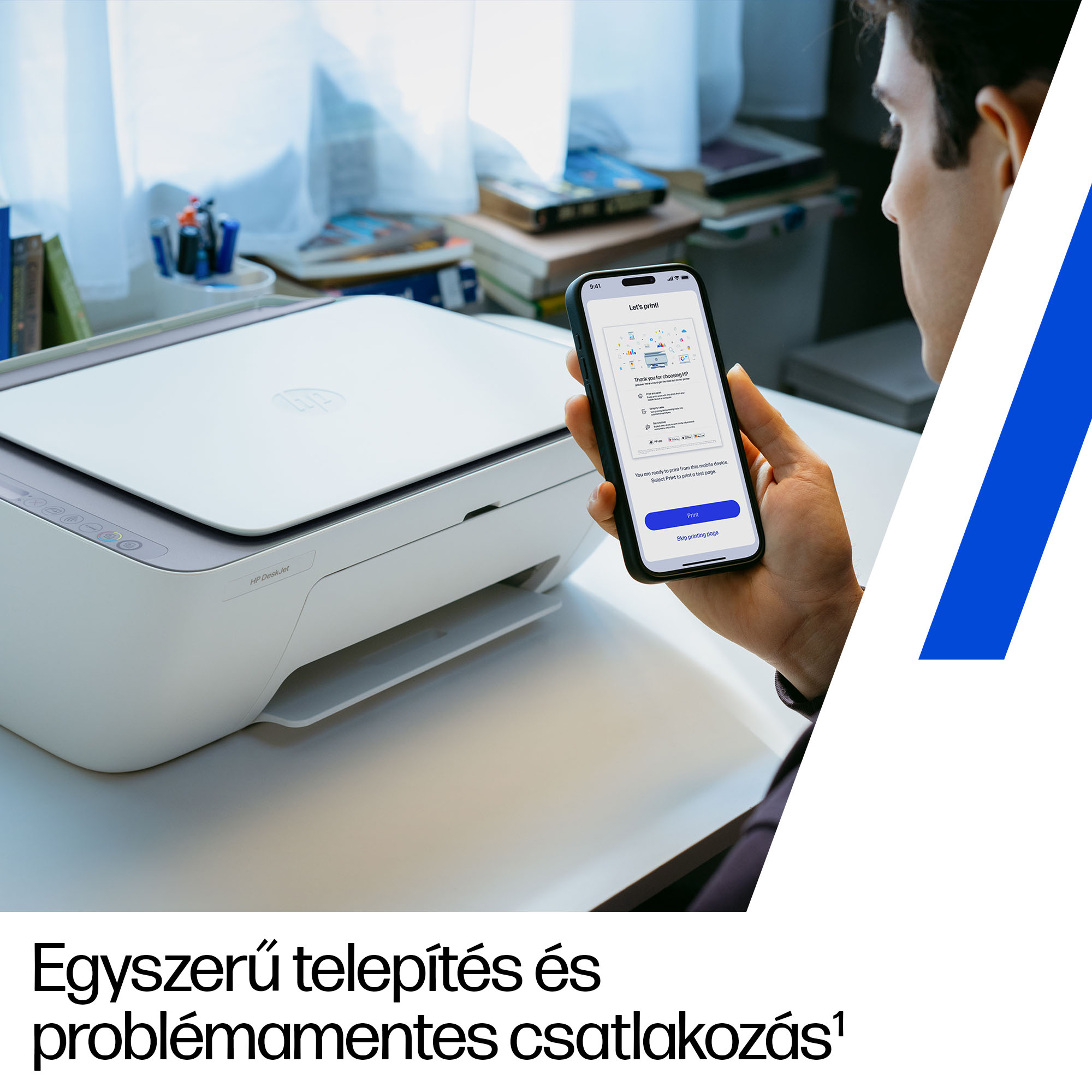 Egy férfi egy okostelefont tart HP nyomtatóalkalmazással egy fehér HP DeskJet nyomtató előtt.