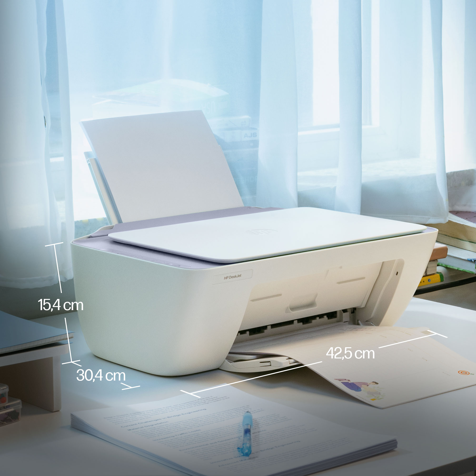 Egy fehér HP DeskJet nyomtató könyvekkel és papírral az asztalon.