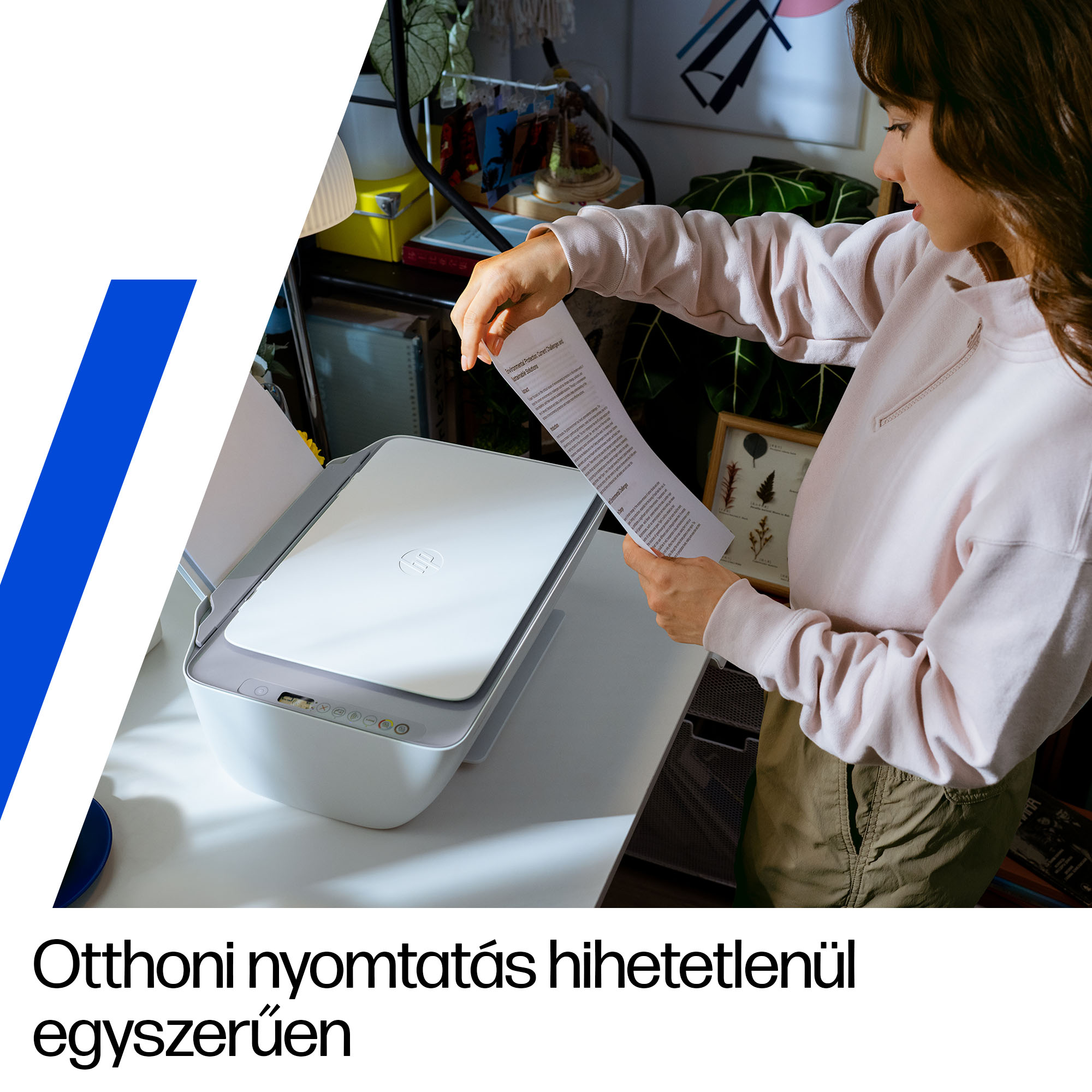Egy nő egy dokumentumot tart egy fehér nyomtató fölé az íróasztalon. Növények és dekoráció.