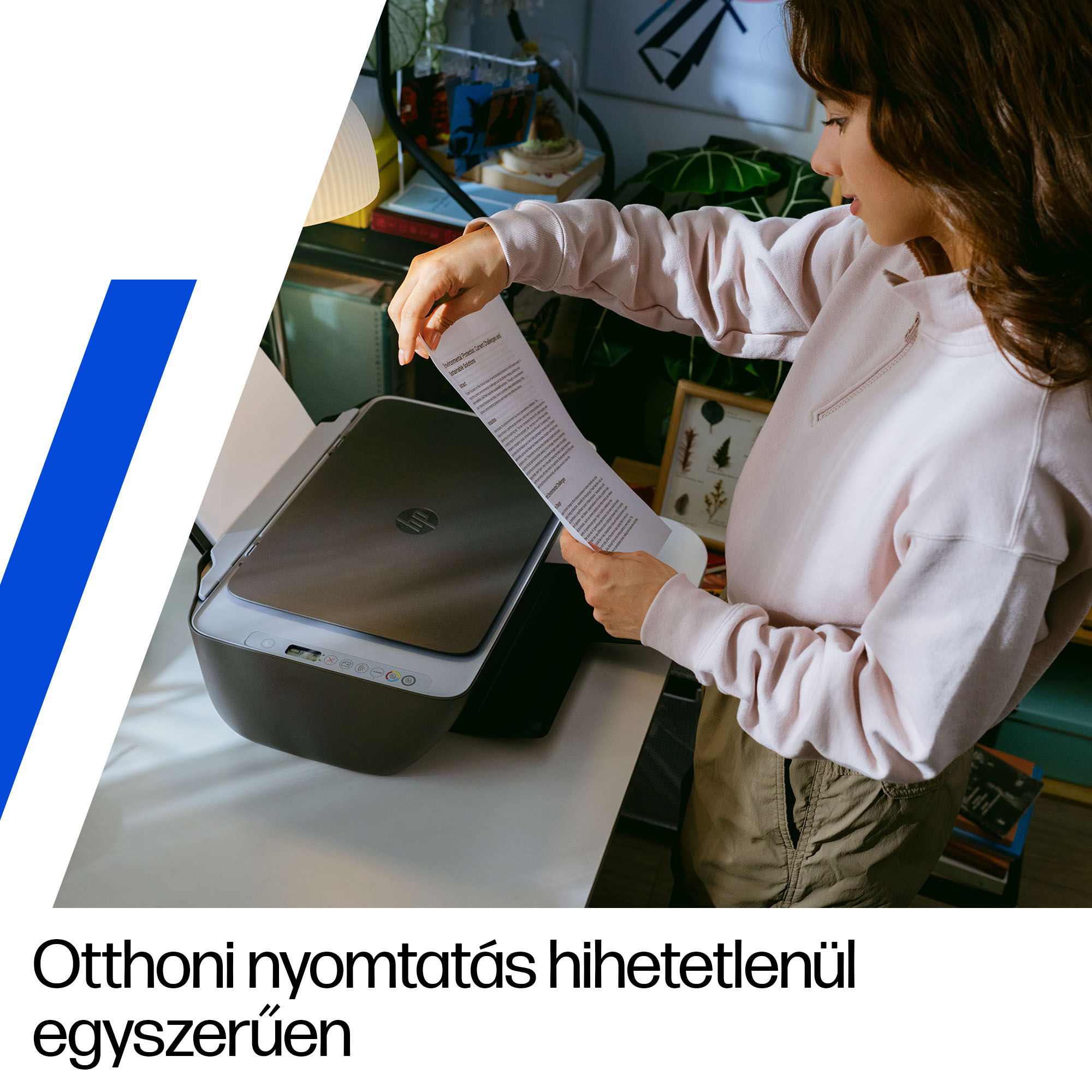 Egy nő dokumentumot helyez egy nyomtatóba. Egy íróasztal van a háttérben.