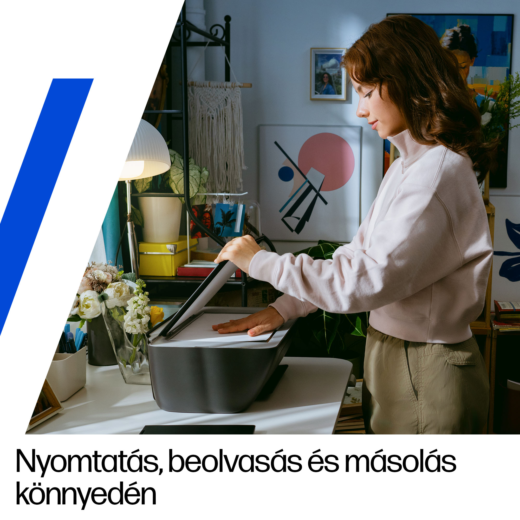Egy fiatal nő papírt helyez egy nyomtatóba egy hangulatos szobában.