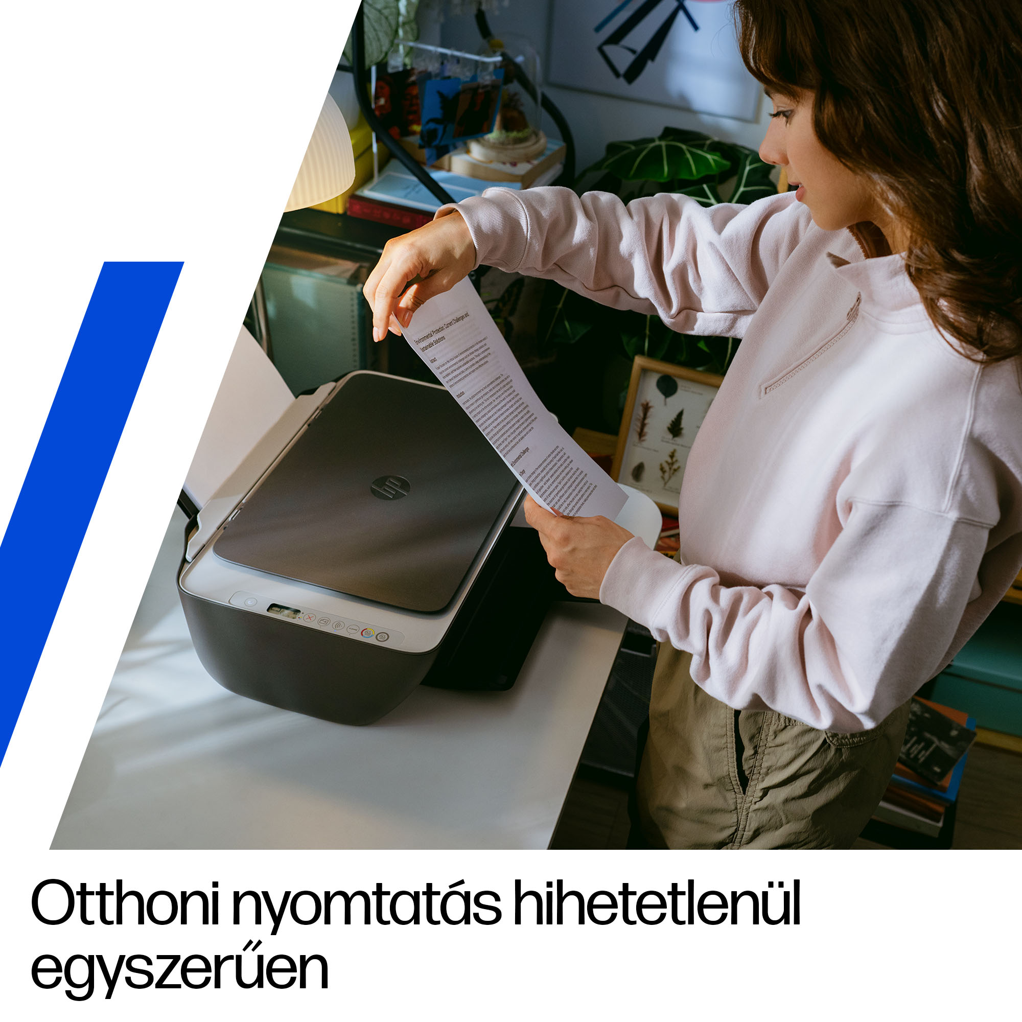 Egy nő egy dokumentumot tart egy nyomtató fölé egy irodai környezetben.