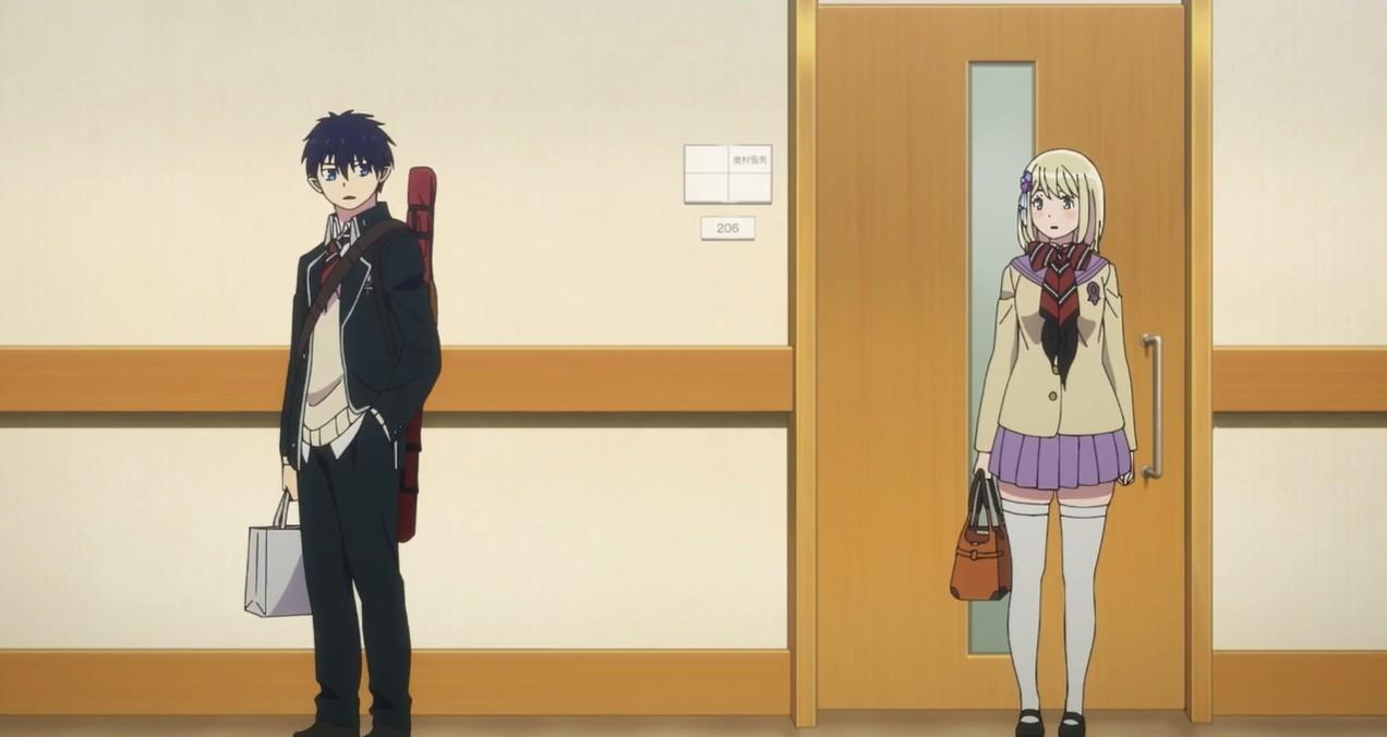 Zwei Anime-Schüler stehen vor einer Tür. Ein Junge mit Gitarrenkoffer und eine Blondine.