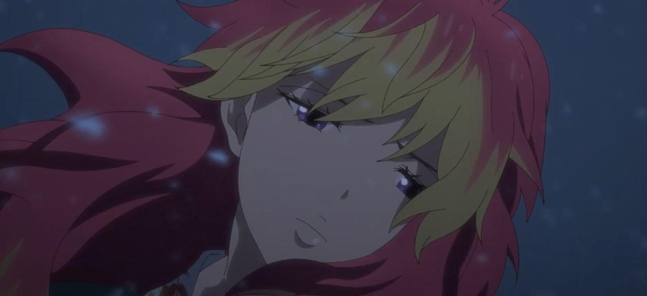 Anime-Mädchen mit leuchtend rotem und gelbem Haar im Dunkeln.