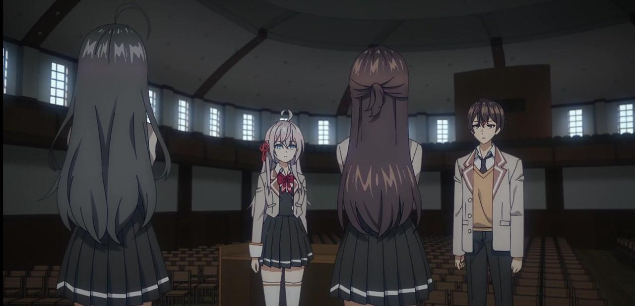 Vier Schüler stehen in einem Auditorium mit Reihen von Stühlen.