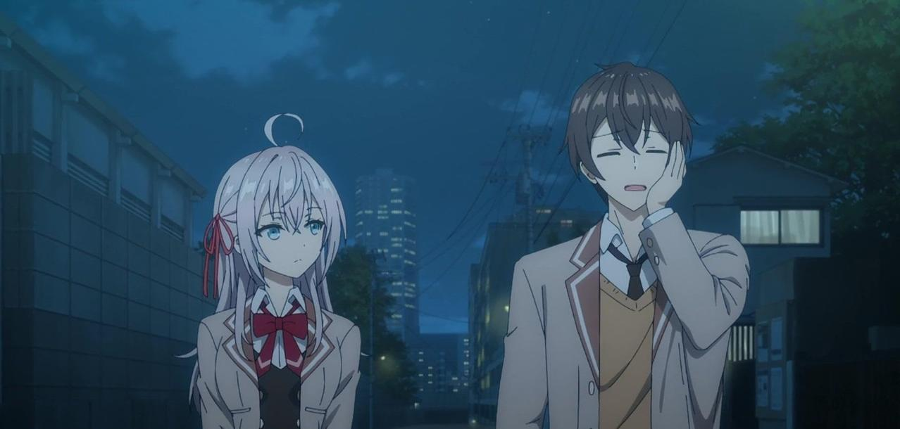 Zwei Anime-Figuren in Schuluniformen stehen nachts auf einer Straße. Der Junge gähnt.