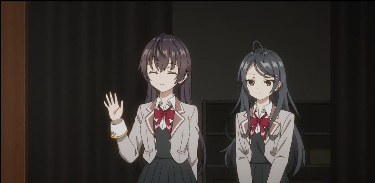 Zwei Anime-Mädchen in Schuluniformen stehen nebeneinander. Links winkt eines mit der Hand.