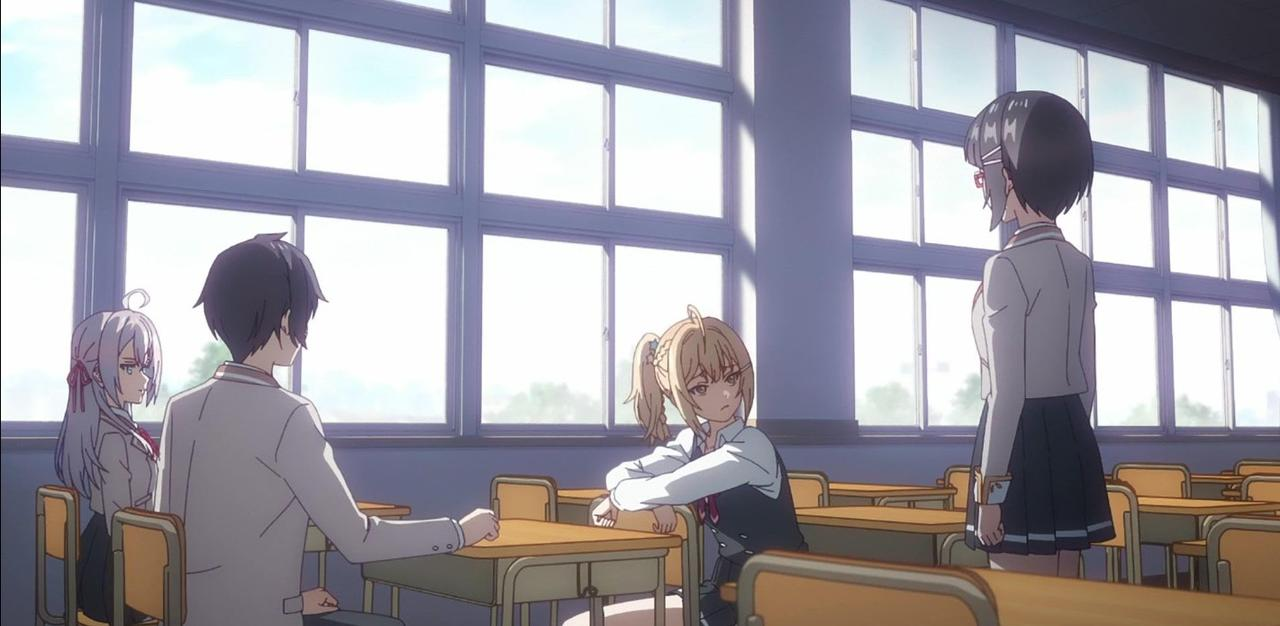 Vier Schüler in Schuluniformen stehen und sitzen in einem Klassenzimmer.