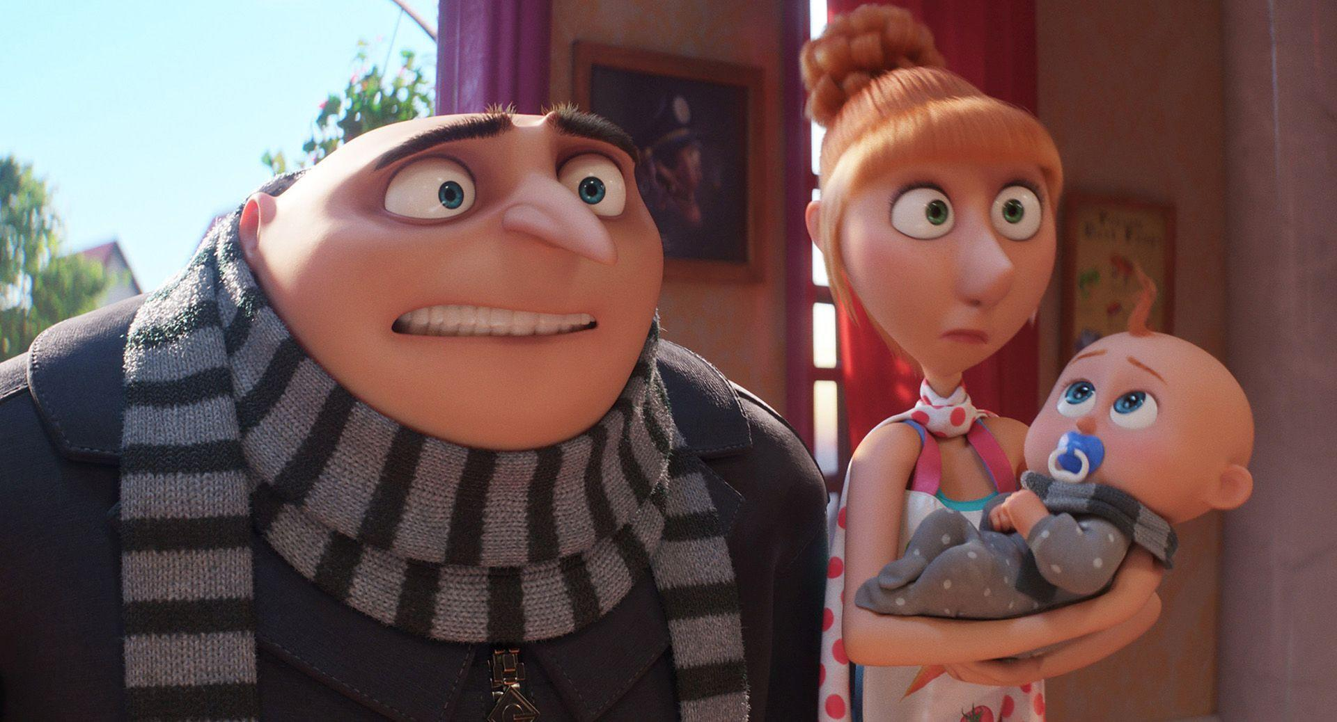 Gru und seine Frau halten ein Baby. Der Mann trägt einen Schal, die Frau ein Kleid.