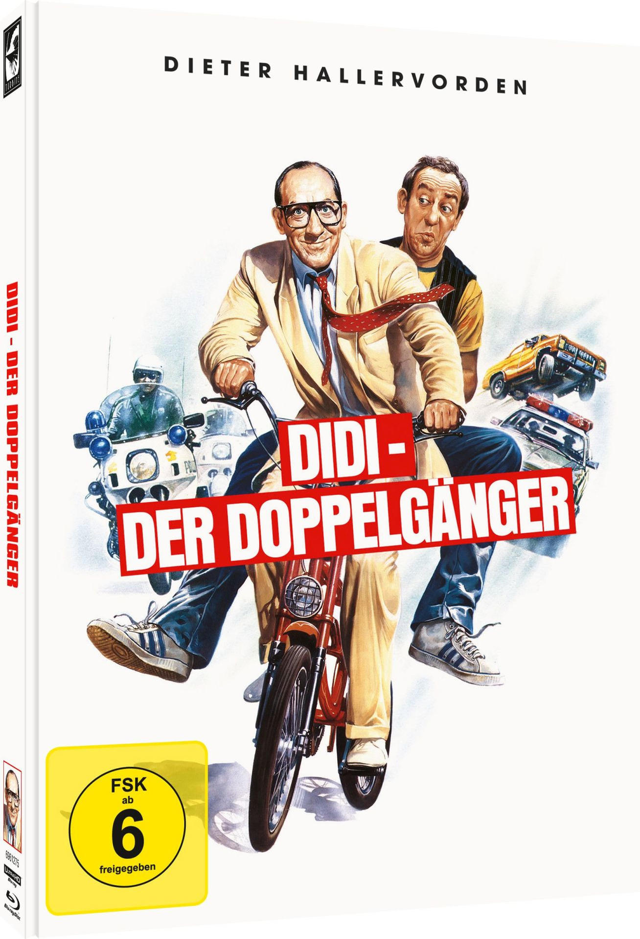 Zwei Männer auf einem Moped, verfolgt von Polizei und Geländewagen.