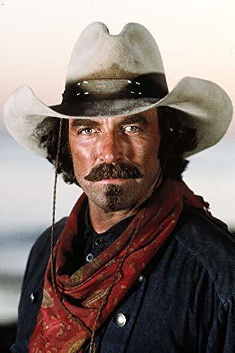 Ein Mann mit Cowboyhut, Schnurrbart und rotem Schal.