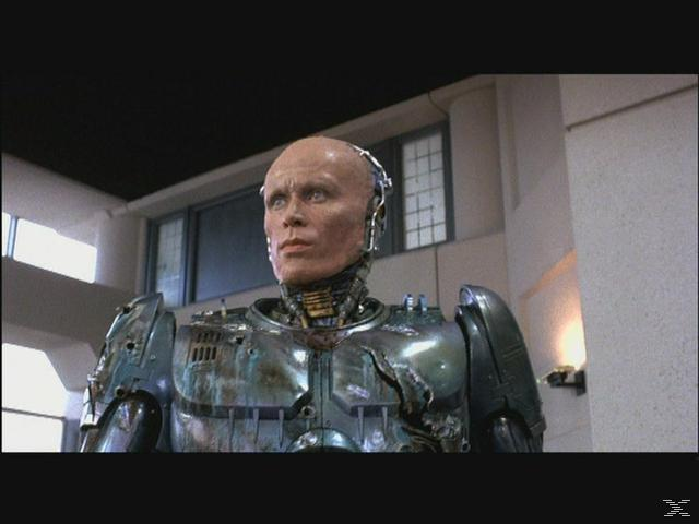 RoboCop in seinem metallischen Anzug mit sichtbarem menschlichem Gesicht.