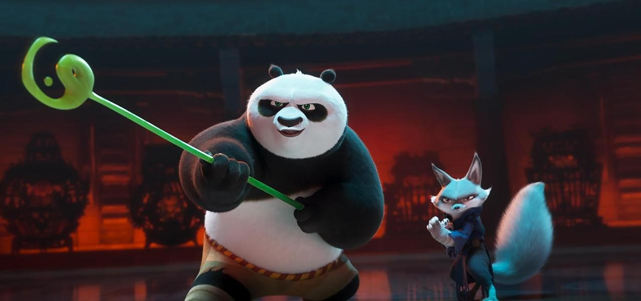 Ein Panda mit einem Stab und ein Fuchs stehen im Dunkeln.