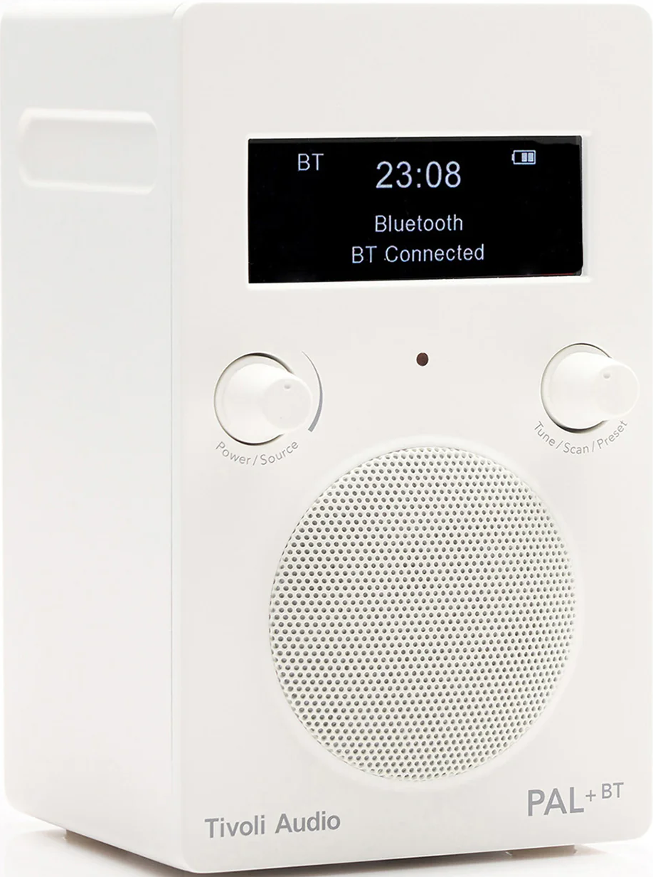Une radio Tivoli Audio PAL+BT blanche avec un écran affichant 23:08.