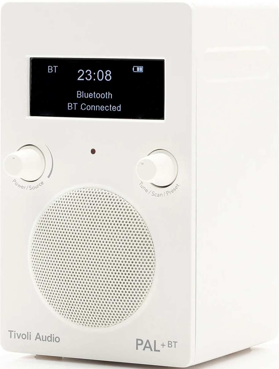 Une radio Tivoli Audio PAL+BT blanche avec Bluetooth connecté et heure 23:08.