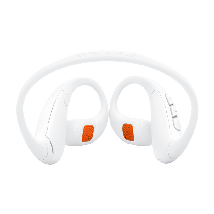 Auriculares blancos con acentos naranjas y ganchos para la oreja.