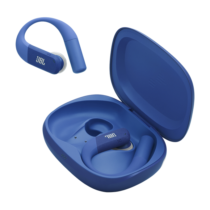 Auriculares JBL azules y estuche de carga, un auricular al lado.
