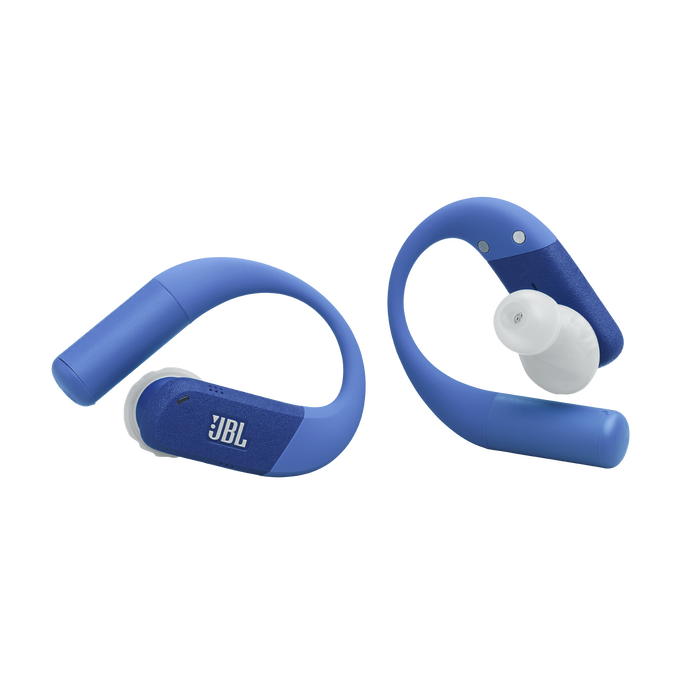 Dos auriculares JBL azules con ganchos para la oreja y almohadillas blancas.