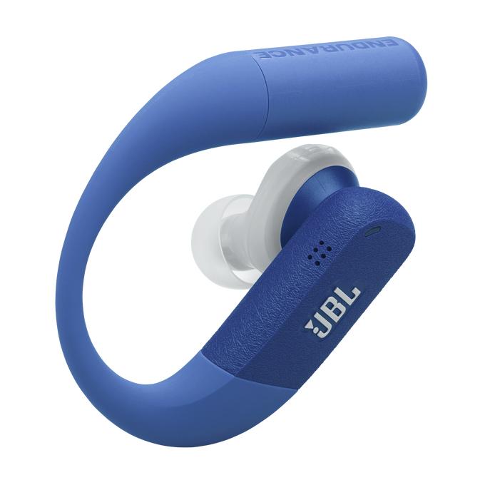 Un audífono JBL azul con gancho sobre la oreja y punta blanca.