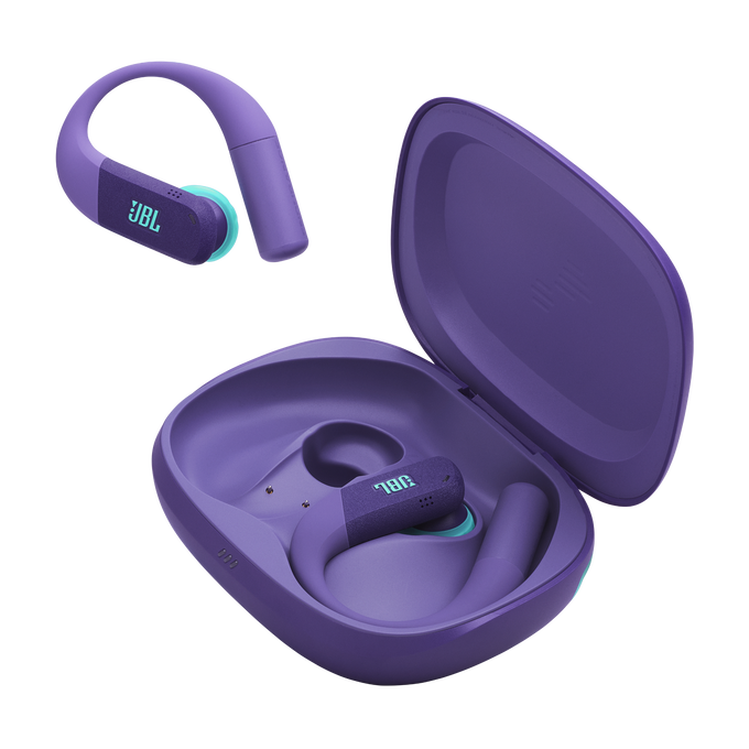 Auriculares JBL morados con estuche de carga. Uno fuera, dos dentro del estuche abierto.