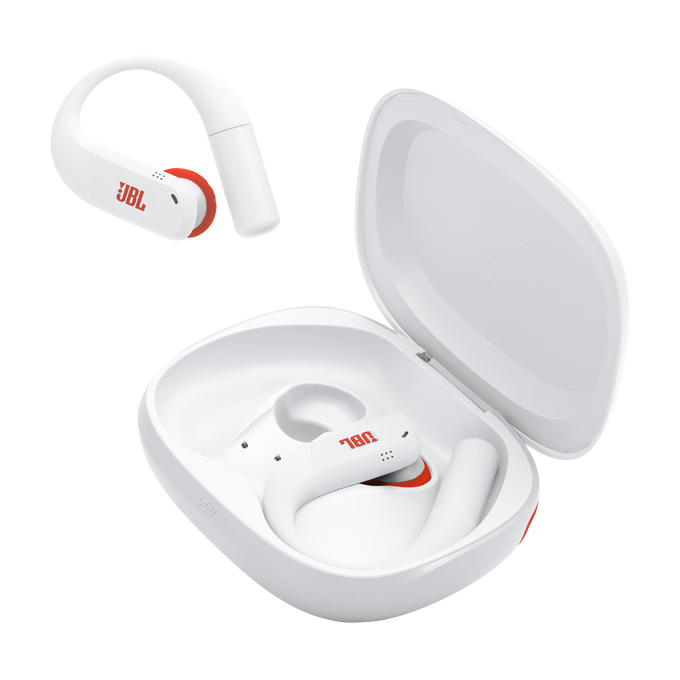 Auriculares JBL blancos con estuche de carga. Uno está en el estuche, otro al lado.