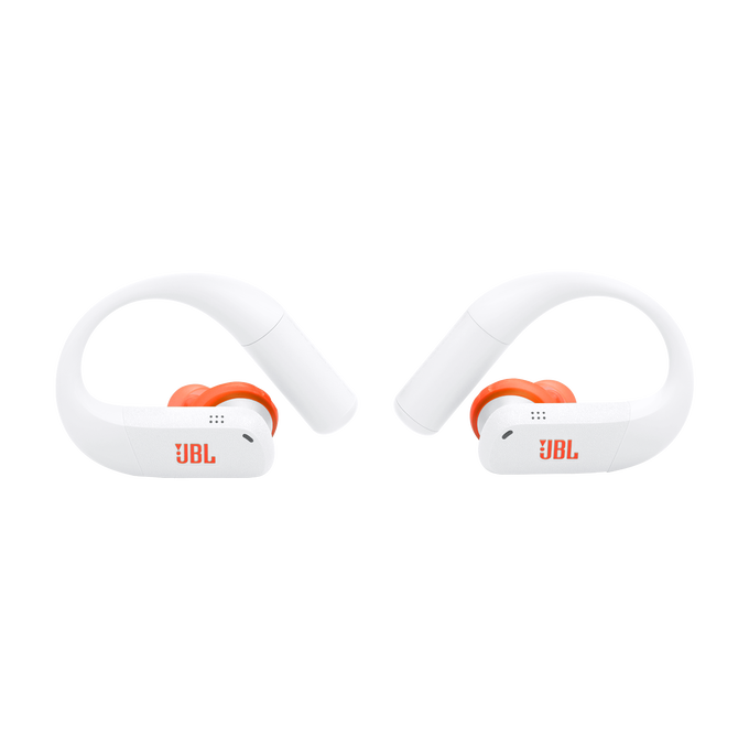 Dos auriculares JBL blancos con detalles naranjas, sobre fondo negro.