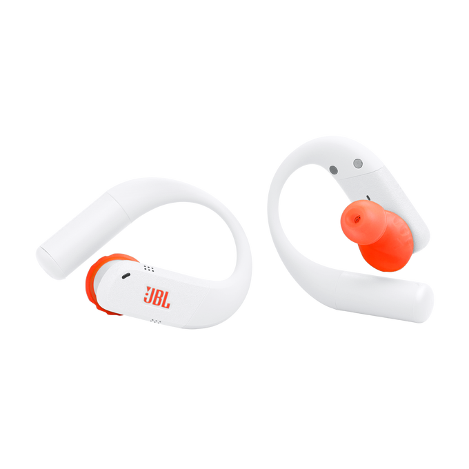 Dos auriculares JBL blancos con almohadillas naranjas sobre fondo negro.
