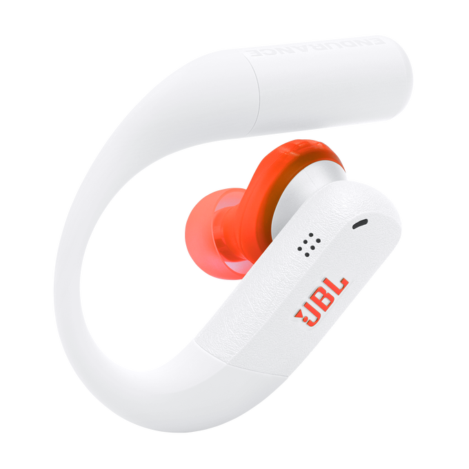 Auricular JBL blanco con almohadilla y gancho naranja.