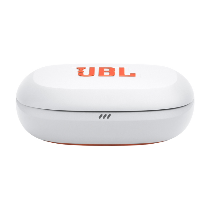Un estuche de carga JBL blanco con logo naranja y tres puntos grises.