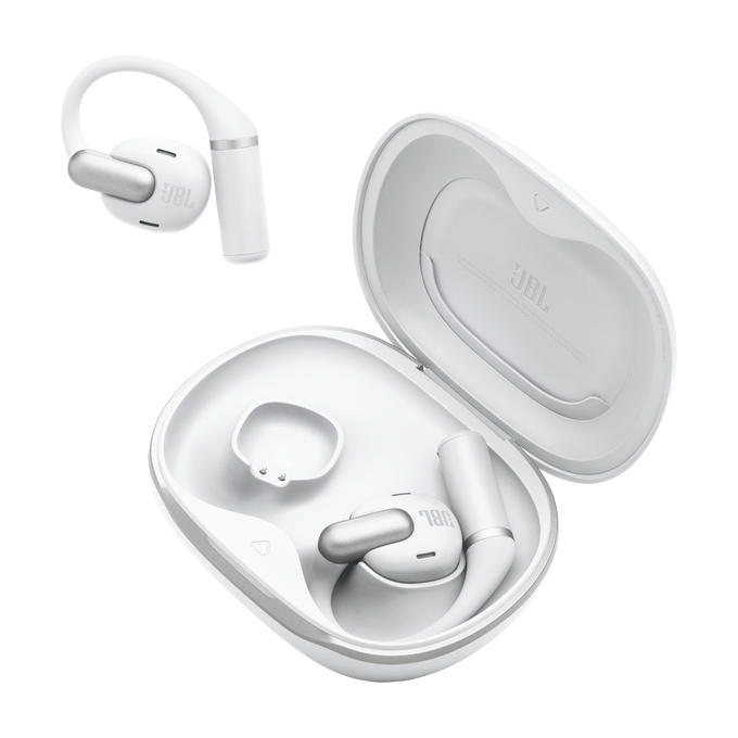 Auriculares JBL blancos dentro y fuera del estuche de carga.