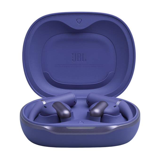 Auriculares JBL morados con estuche de carga. La tapa está abierta.