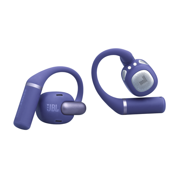 Dos auriculares JBL morados con ganchos para la oreja y detalles plateados sobre fondo negro.