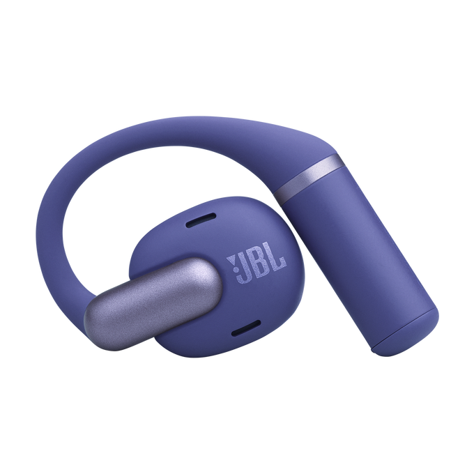 Un solo audífono JBL morado con acento plateado descansa sobre fondo negro.