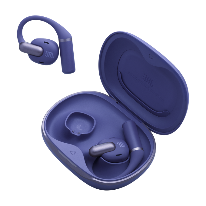 Auriculares JBL morados en un estuche de carga abierto y un auricular solo.