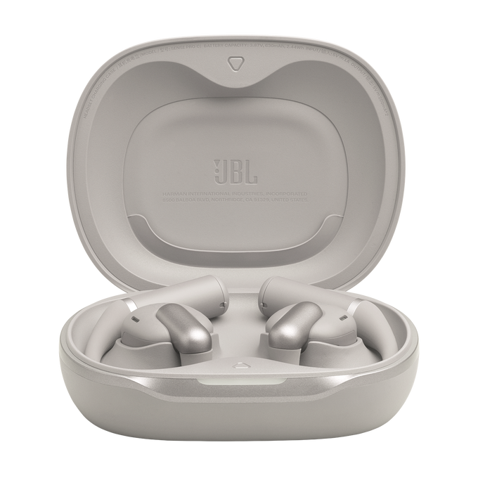 Un estuche de carga JBL gris claro con dos auriculares inalámbricos plateados.