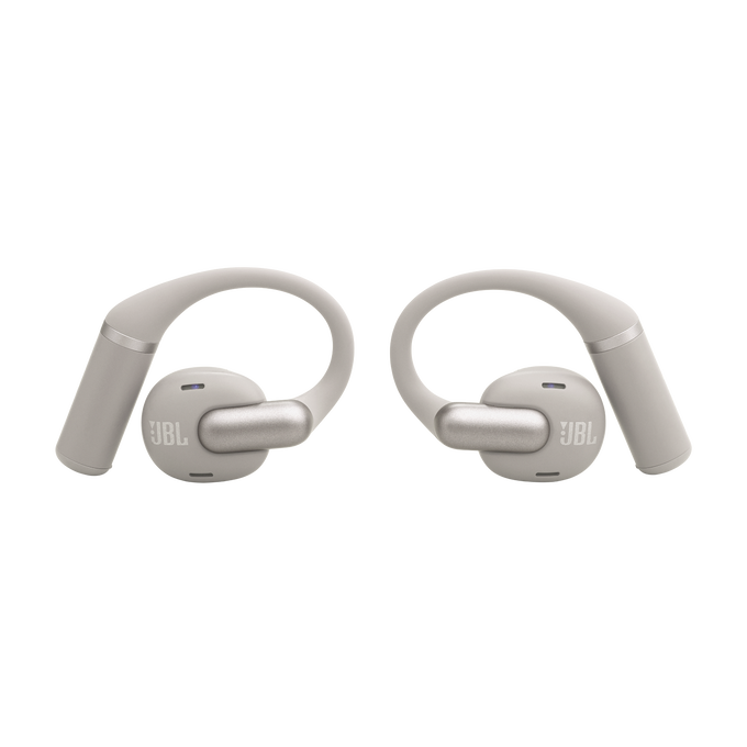 Un par de auriculares JBL blancos con ganchos para la oreja sobre fondo negro.