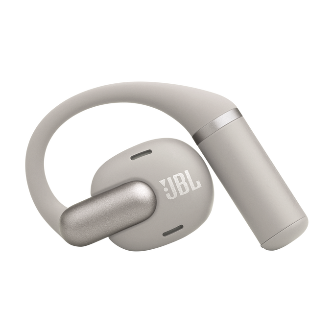 Un audífono JBL gris con gancho para la oreja y puerto de carga.