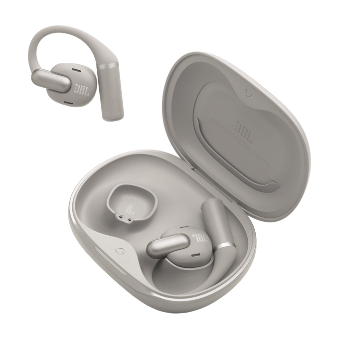 Un par de auriculares JBL blancos dentro de un estuche de carga abierto.