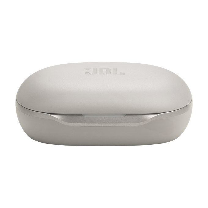 Un estuche de carga cerrado, gris claro, para auriculares con logo JBL.