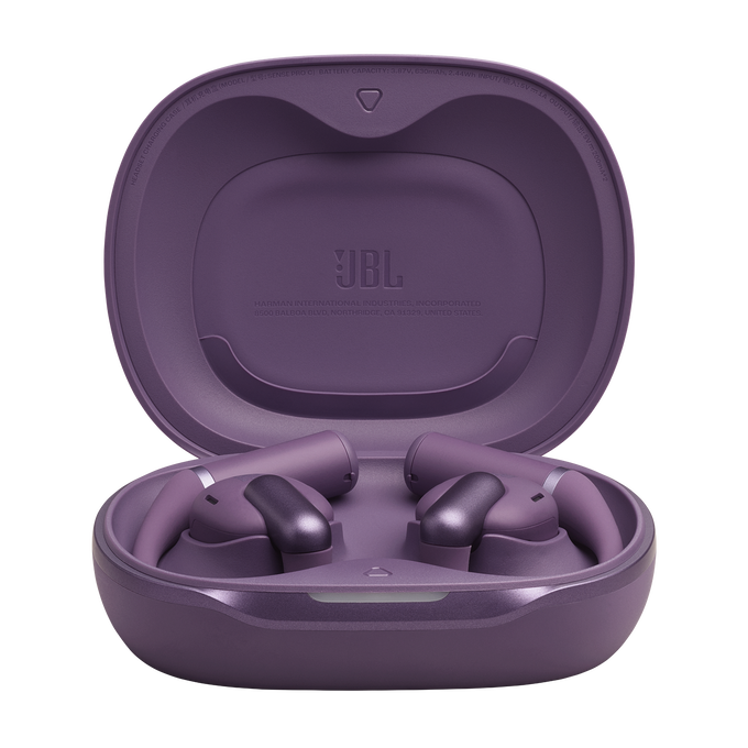 Auriculares JBL morados en un estuche de carga abierto. Los auriculares son visibles.