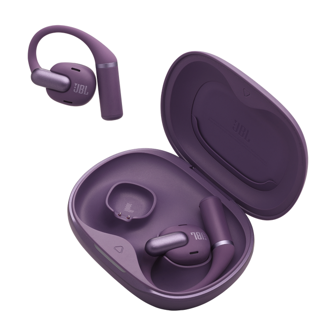 Auriculares JBL morados en un estuche de carga abierto con un auricular al lado.